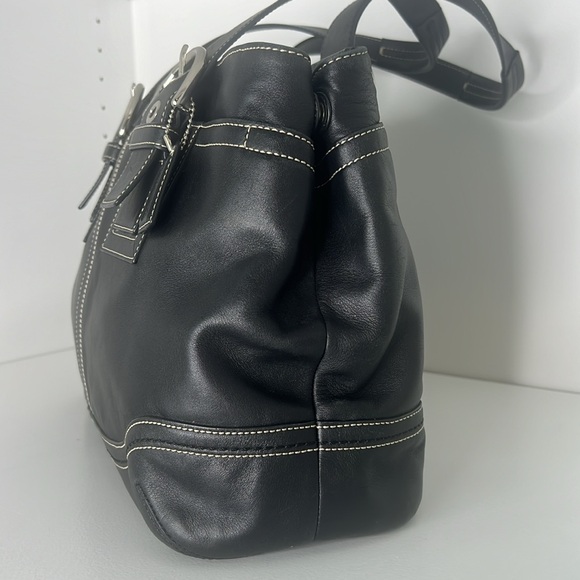 Elegant Coach Black Leather Soho Tote Bag with Chrome Hardware - Picture 5 of 13